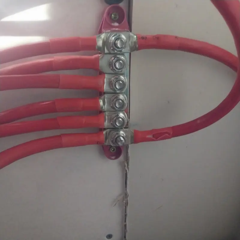 DC busbar with lugged cables